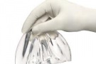 ukázka kohezivity gelu, který ani po narušení z implantátu nevyteče